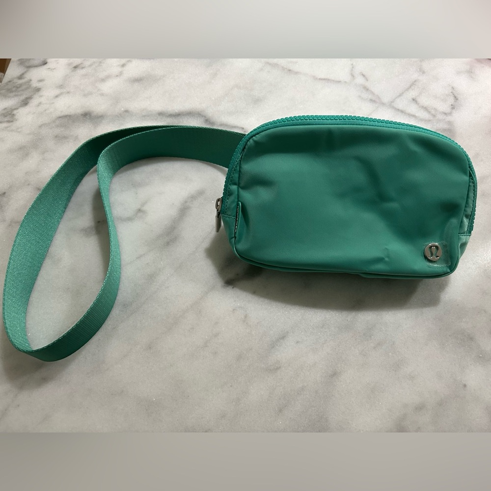 Lululemon 1L belt bag paradise green